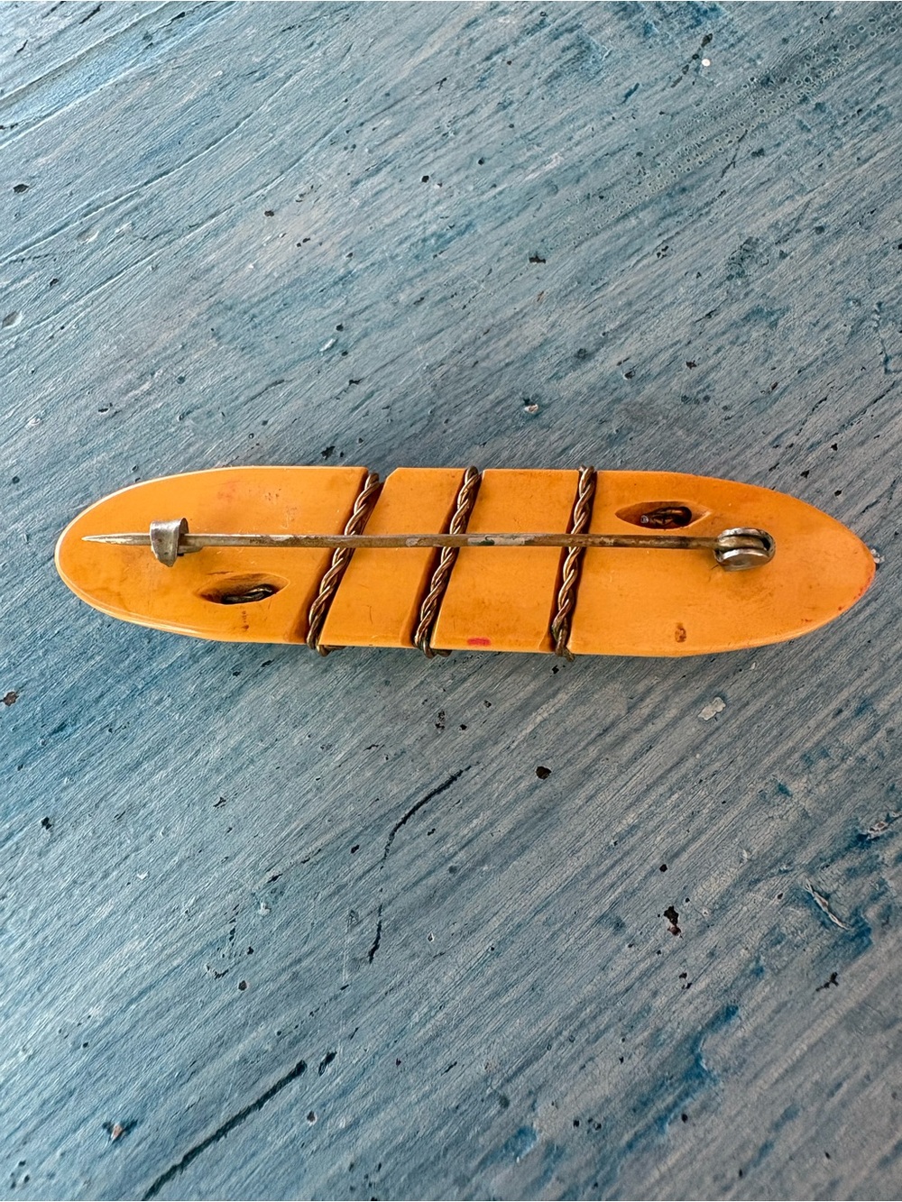 Bakelite Vintage Butterscotch Resin Bar Pin w/Twisted Gold Decorative Rope Inlay - Picture 2 of 14